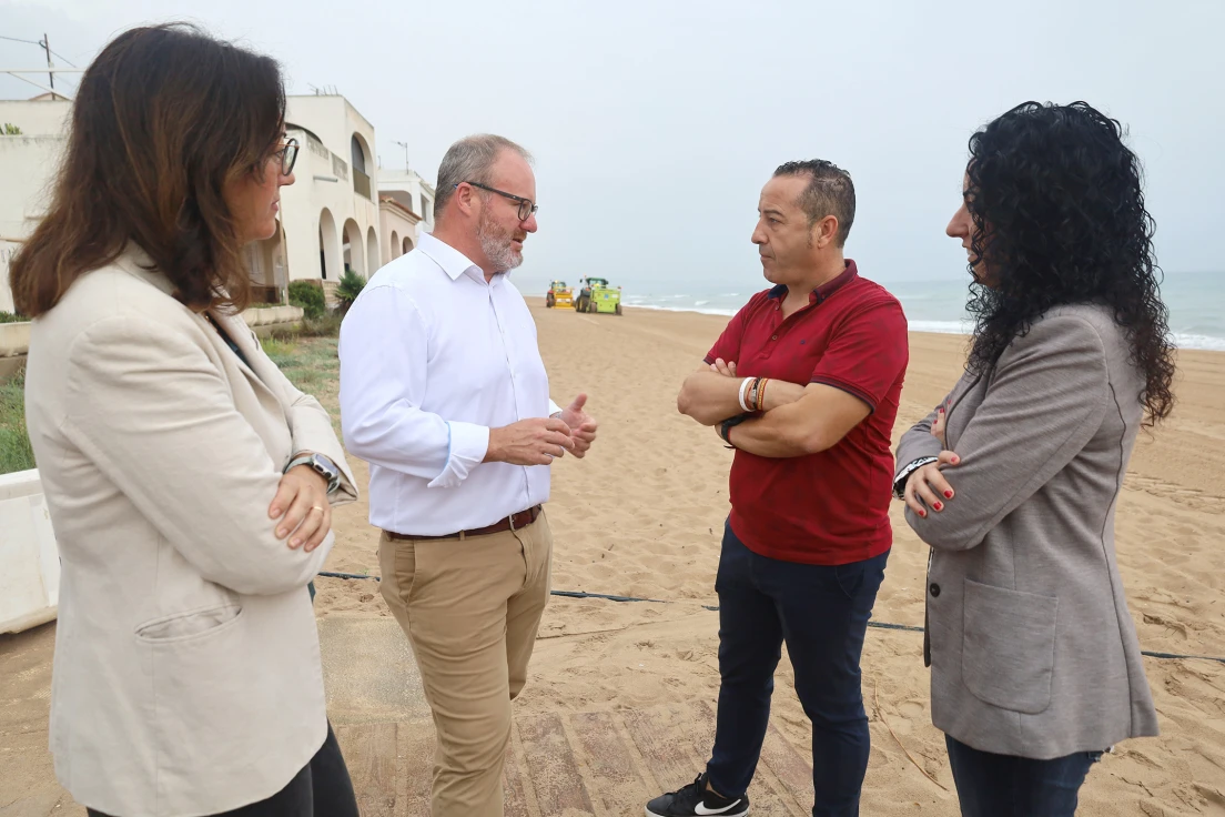 La Diputació de València reforzará la limpieza de playas de la Safor tras la acumulación de residuos por las lluvias de marzo