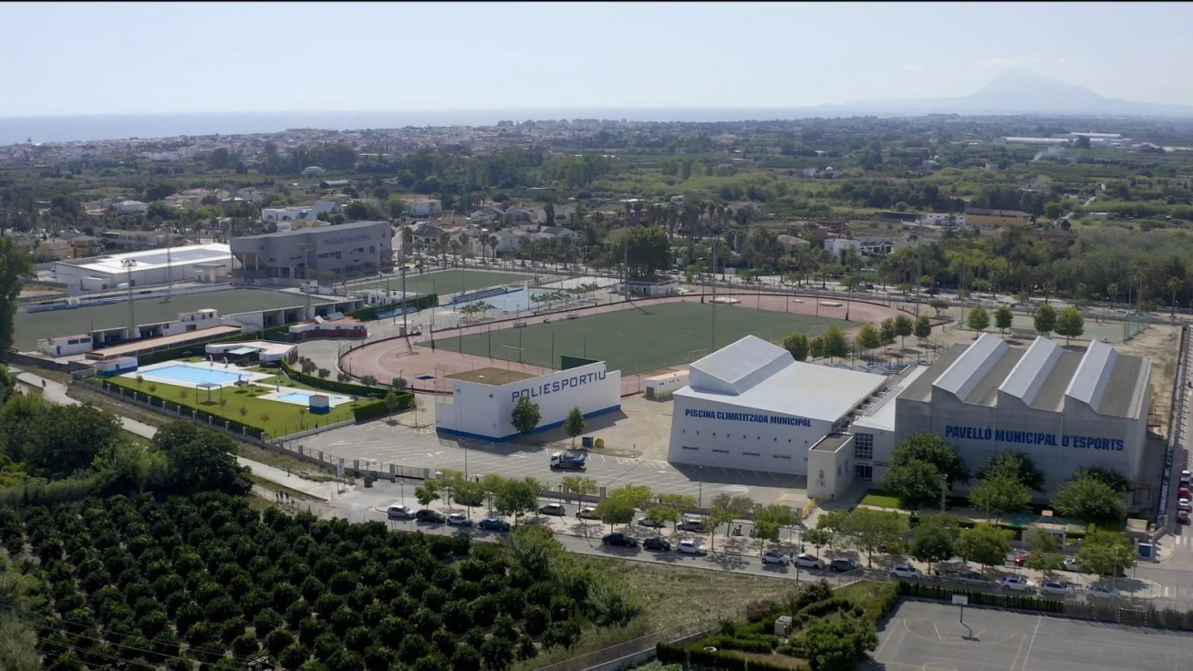 El Ayuntamiento de Oliva concluye la reparación del techo del trinquet y la cubierta del pabellón