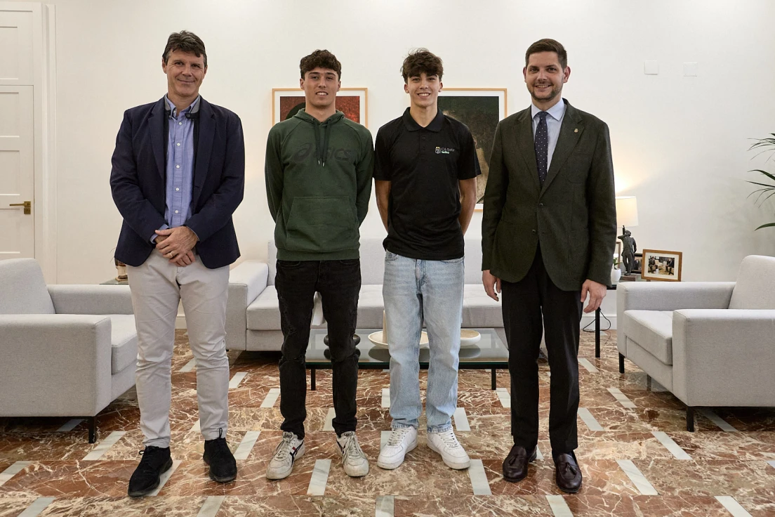 El alcalde de Gandia y el regidor de Deportes felicitan a los atletas Hugo Arbona y Xavi Cabanilles por sus éxitos deportivos