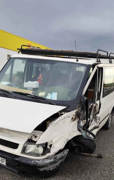 Dos heridos al embestir una furgoneta a una moto y tres coches en Oliva