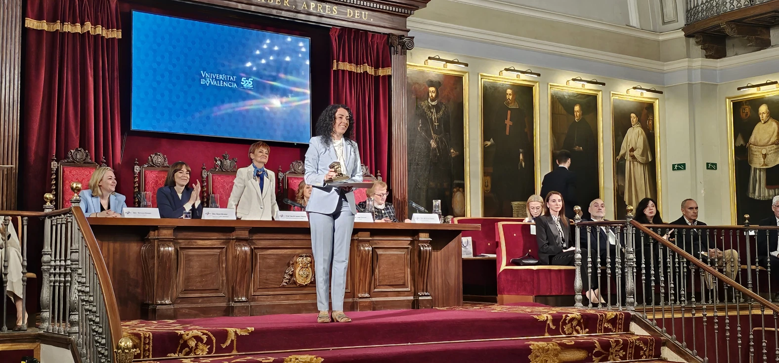 Tavernes recibe un reconocimiento en el acto del 525 aniversario de la Universitat de València