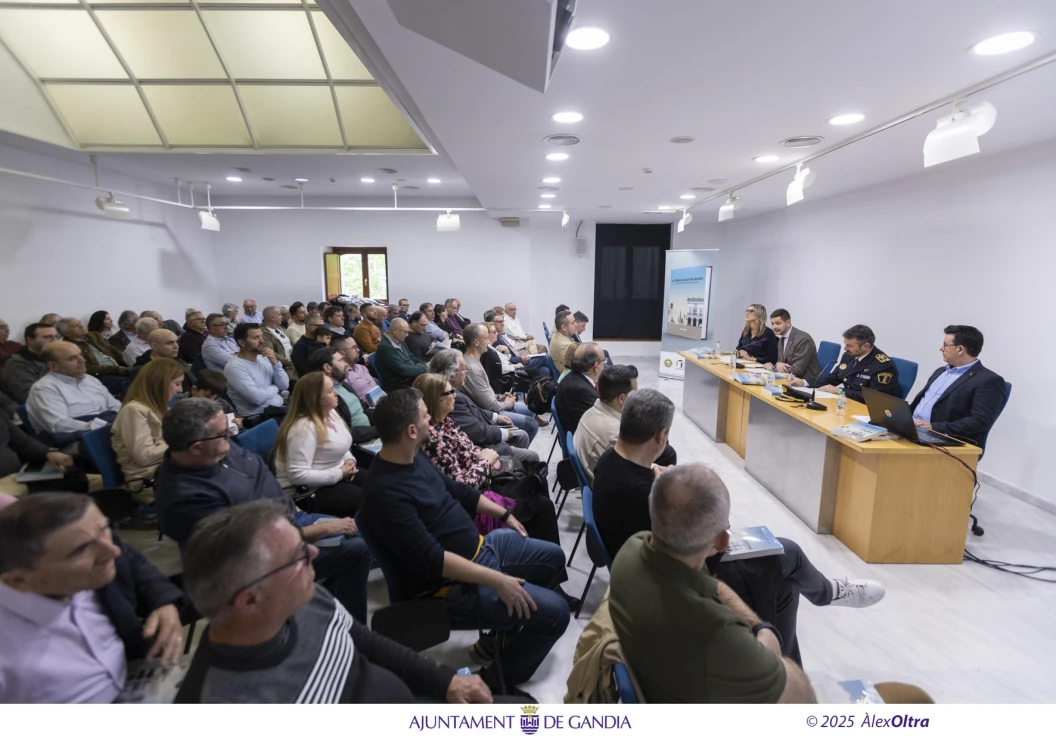 Prieto destaca el papel clave de la Policía Local de Gandia en la presentación del libro de los 150 años de historia
