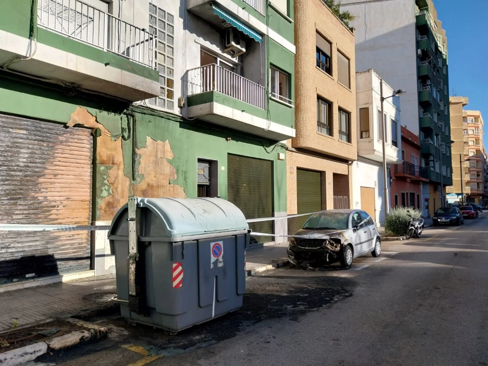 Dos atendidos por inhalación de humo, siete coches afectados y una fachada calcinada en un incendio de contenedores en Gandia