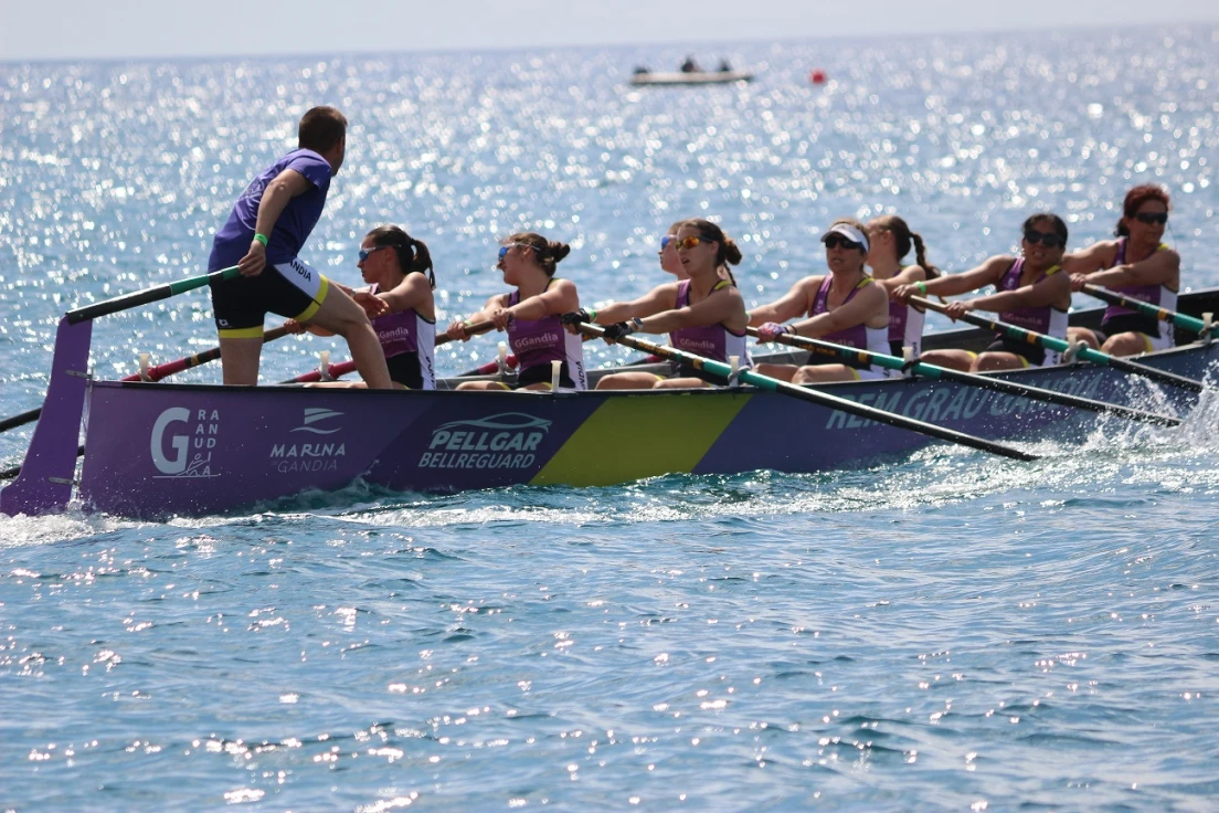 El Club Rem Grau Gandia compite con solvencia en la X Regata de la Liga SUMA en Benidorm