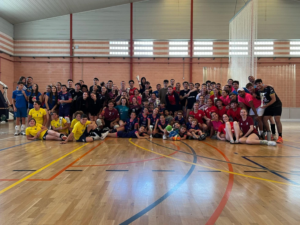 El torneo de Pascua del Club de Voleibol Gandia reúne a 42 equipos y cerca de 300 participantes