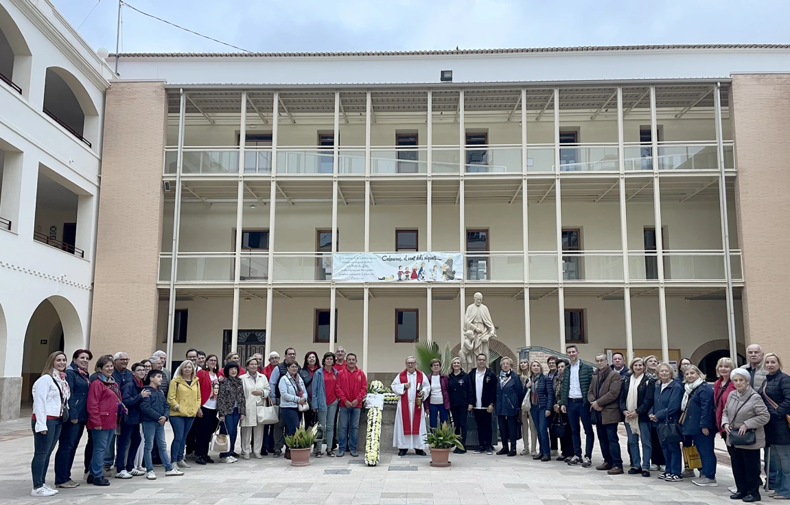 Las Hermandades de San Pedro Apóstol y de la Santísima Cruz de Gandia dedican sus Cruces de Mayo recordando al Papa Francisco