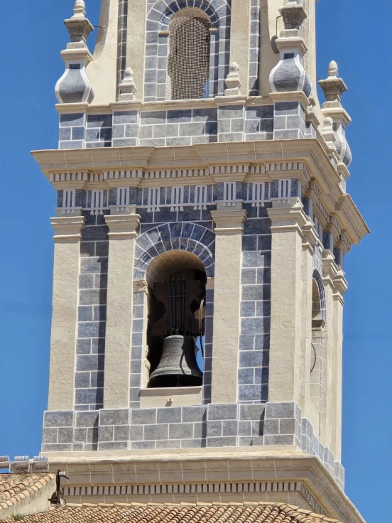 El MAGa da a conocer la historia de la pintura azulada del campanario de la Colegiata de Gandia