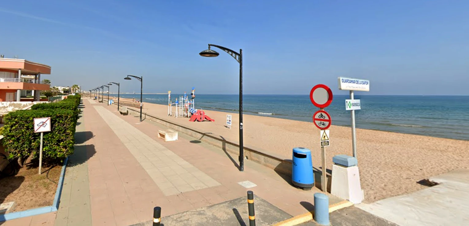 La playa de Guardamar de la Safor obtiene por primera vez la Bandera Azul junto a 14 más en la comarca