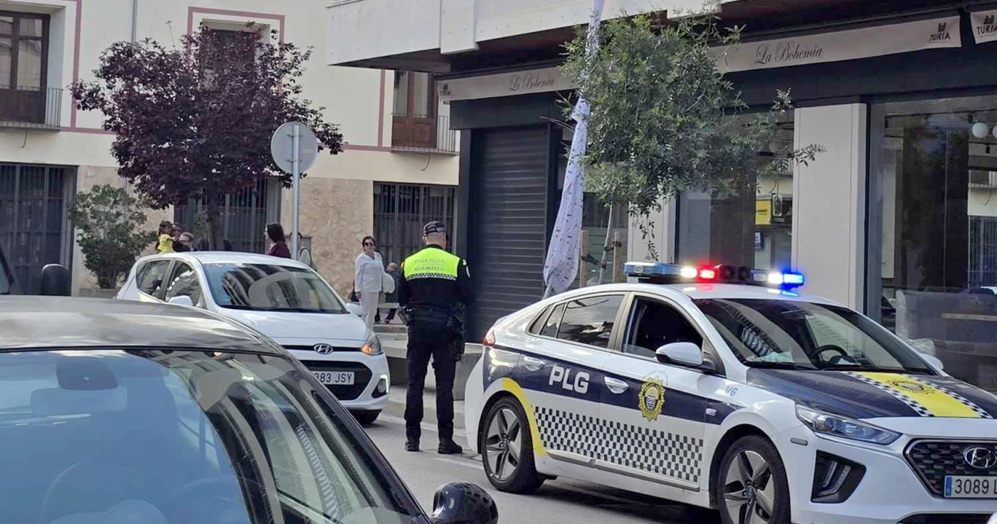 Un hombre resulta herido al descolgarse con sábanas anudadas desde una vivienda a la calle en Gandia