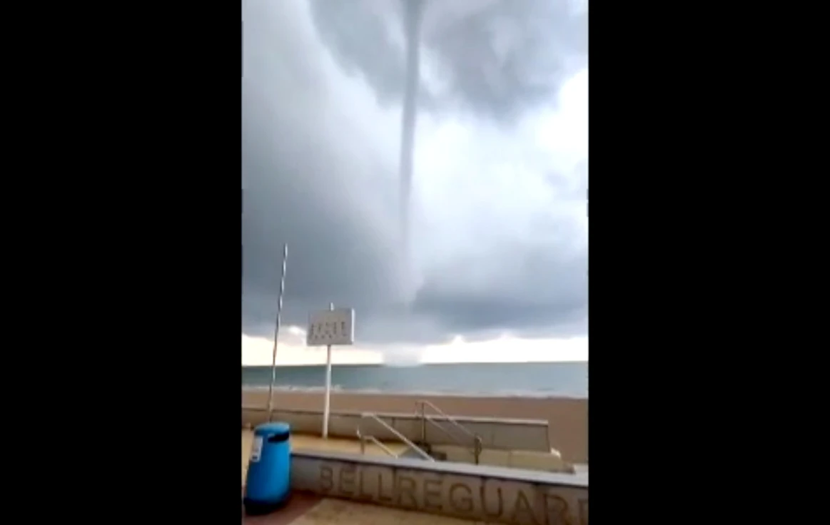 Una manga marina recorre la costa de la Safor causando gran expectación