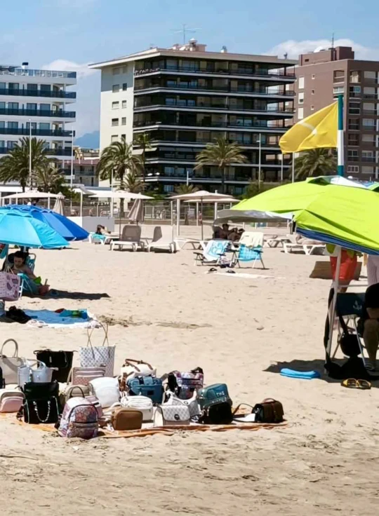 El PP denuncia que el recorte policial en Gandia motiva el aumento de los top manta en la playa