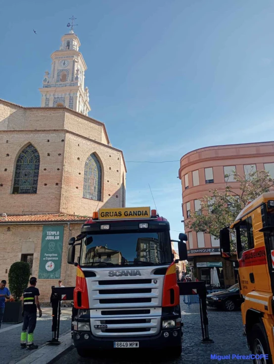 Corte de tráfico en la plaza Mayor de Gandia por desmontaje del andamio del campanario de la Colegiata