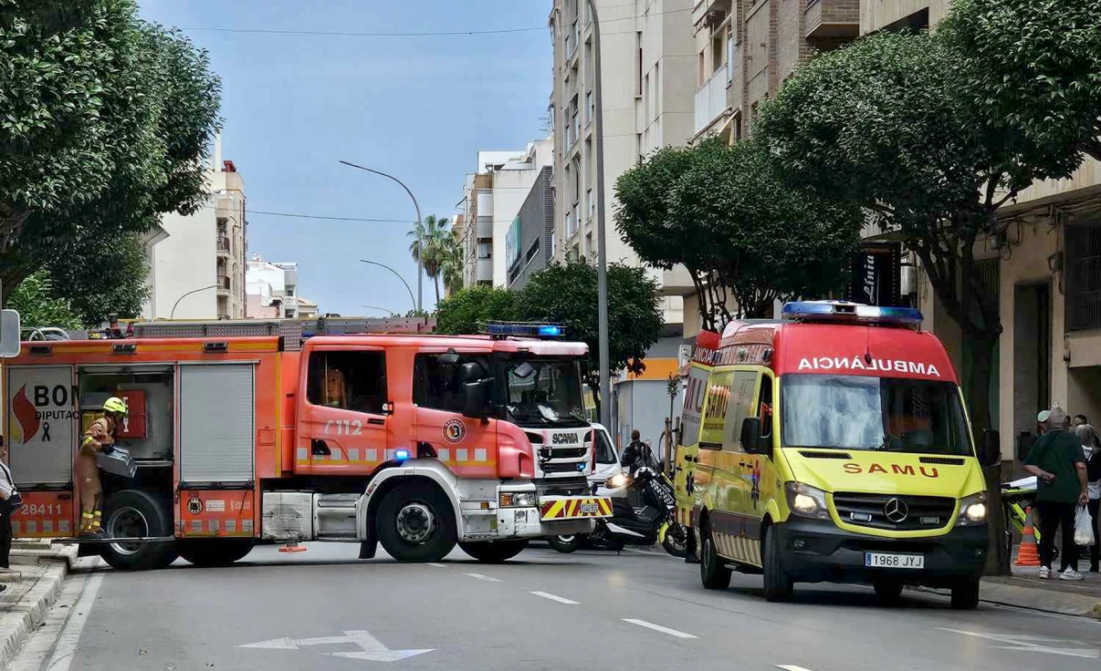 Rescatan en Gandia a un hombre atrapado bajo de su coche a la salida de la cochera