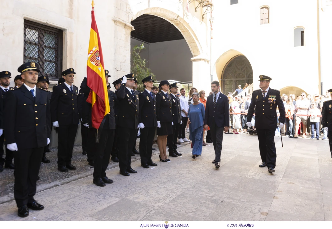 Gandia propone a la Generalitat la Cruz al Mérito Policial con distintivo azul para Carlos Holgado nuevo Comisario Principal en Valencia
