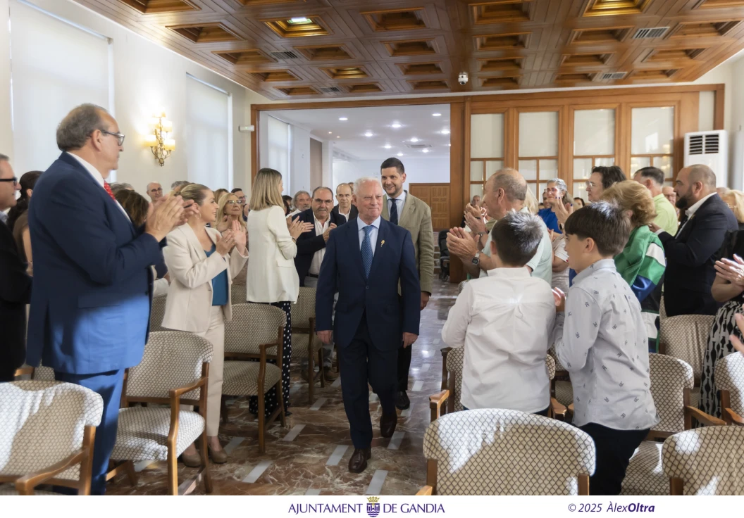 El alcalde de Gandia impone el Escudo de Oro de la Ciudad a Jesús Garcia Cànoves