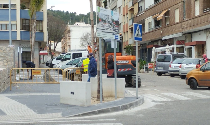 La subestación de Iberdrola de Oliva sufrió anoche un pequeño incendio que provocó cortes eléctricos puntuales en el municipio