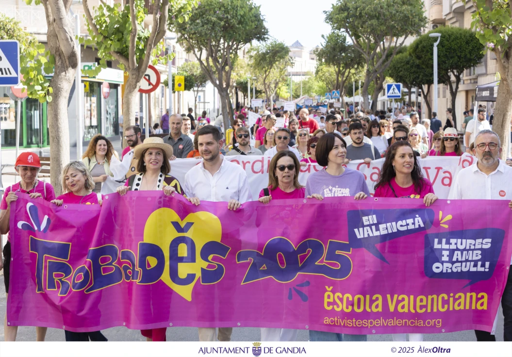 El Encuentro de Escuelas en Valenciano lograba reunir el sábado a miles de personas en Gandia