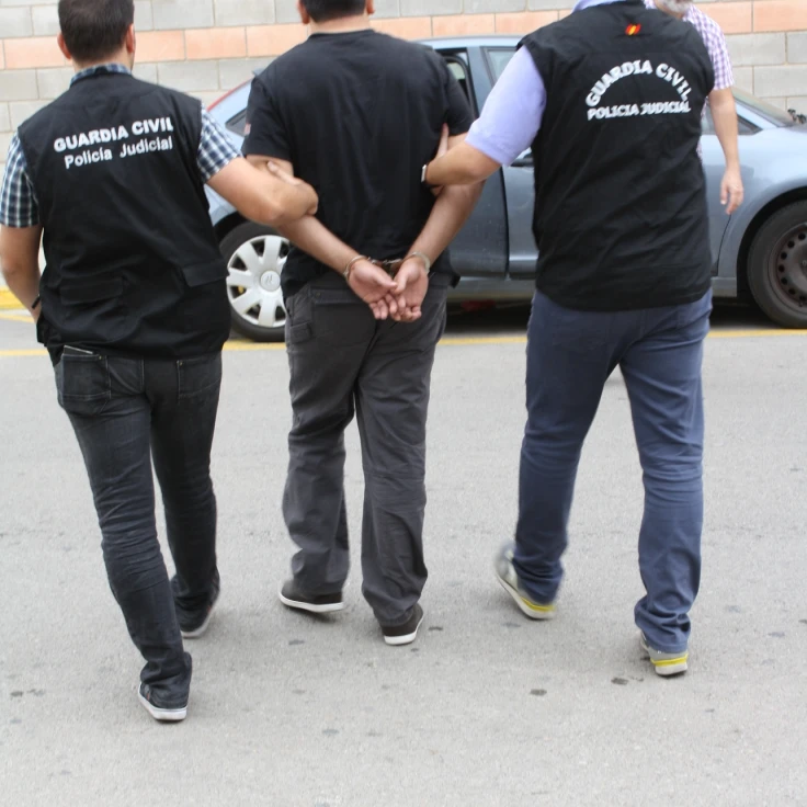 Un hombre y una mujer detenidos por estafar a cuatro personas en Oliva haciéndose pasar por abogados