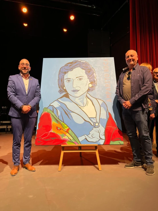 Carlet acoge un retrato pop art del artista gandiense Félix Toledo en honor a Amparito Roca