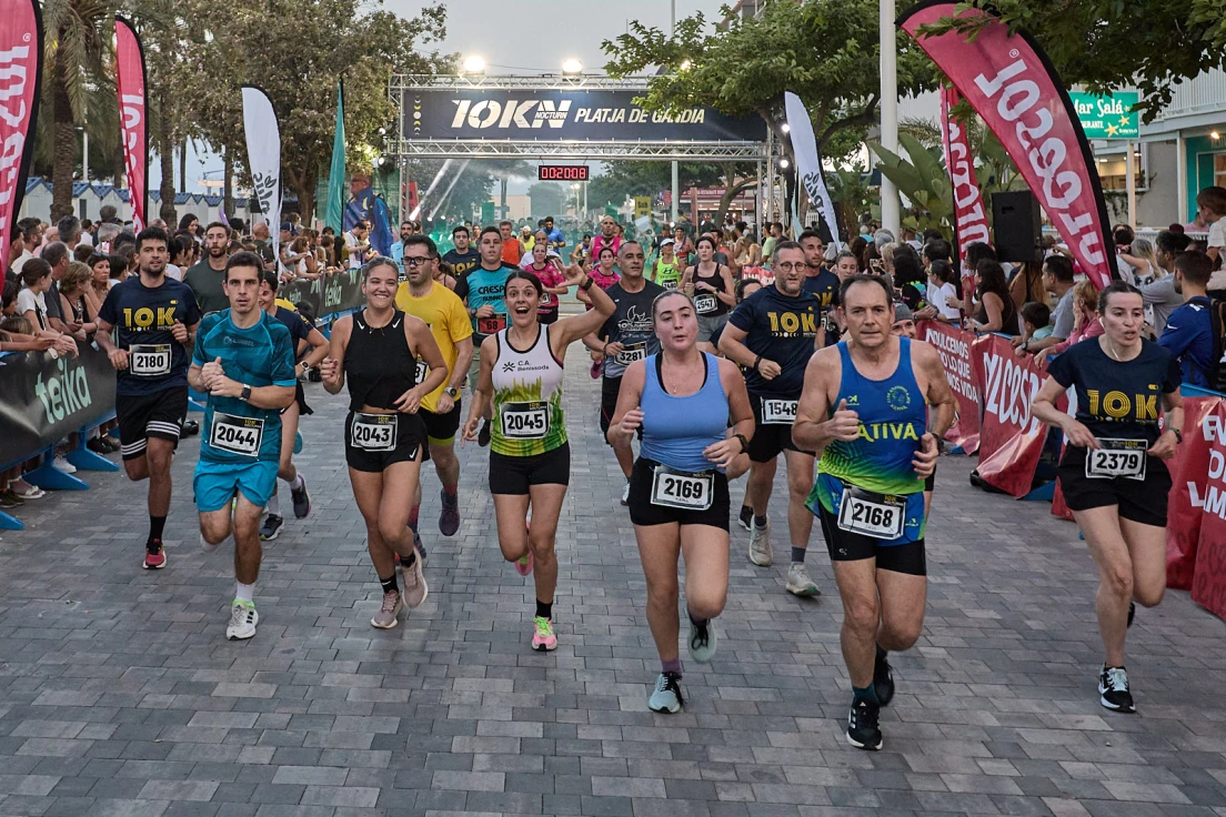 El 10K Nocturn de la Platja de Gandia-Memorial Toni Herreros reúne a más de 3.400 corredores