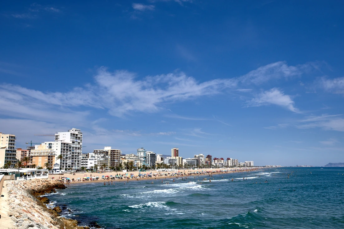Normalidad en los 16 km de playas de la Safor que han vuelto a 'abrir' al baño