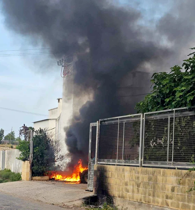 Un policía local y un Guardia Civil atendidos tras el incendio de un tractor en Tavernes