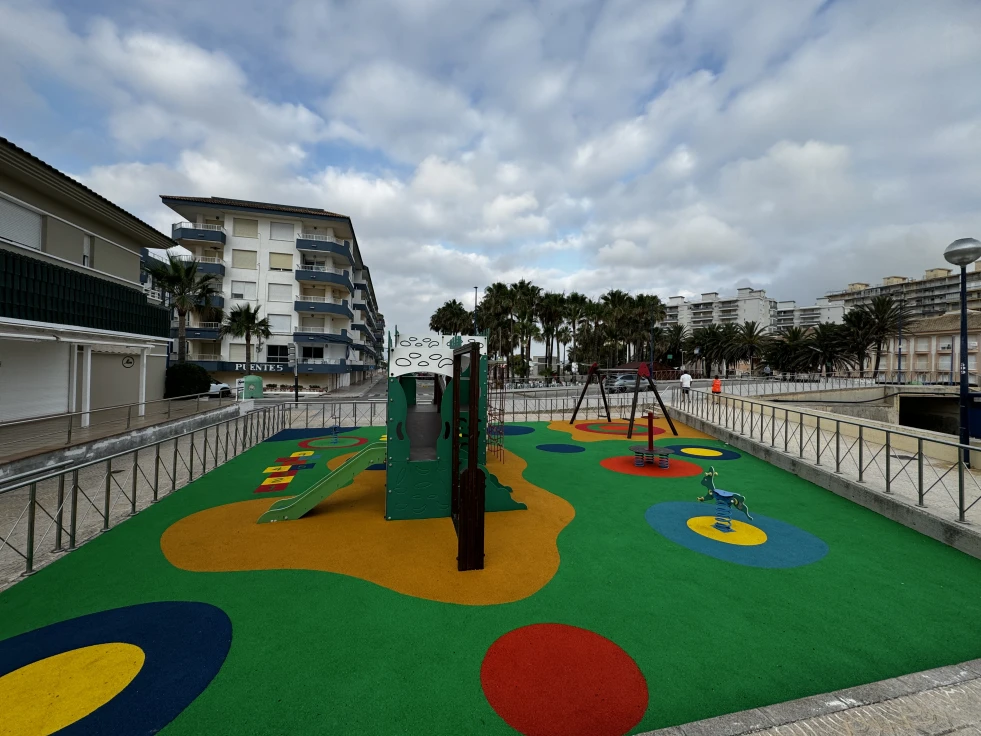 Miramar renueva los espacios infantiles de la playa para mejorar la seguridad y el confort de los más pequeños