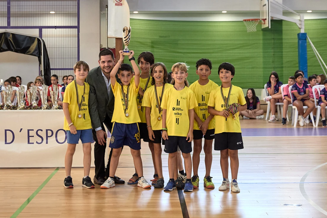 Gandia premia a 913 jóvenes deportistas en la entrega de medallas de los Juegos Escolares 2024/25