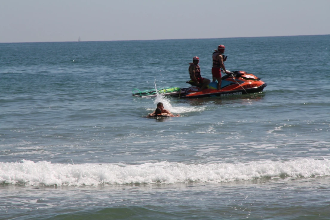 Fallece una mujer de avanzada edad mientras tomaba el baño en la playa de Gandia