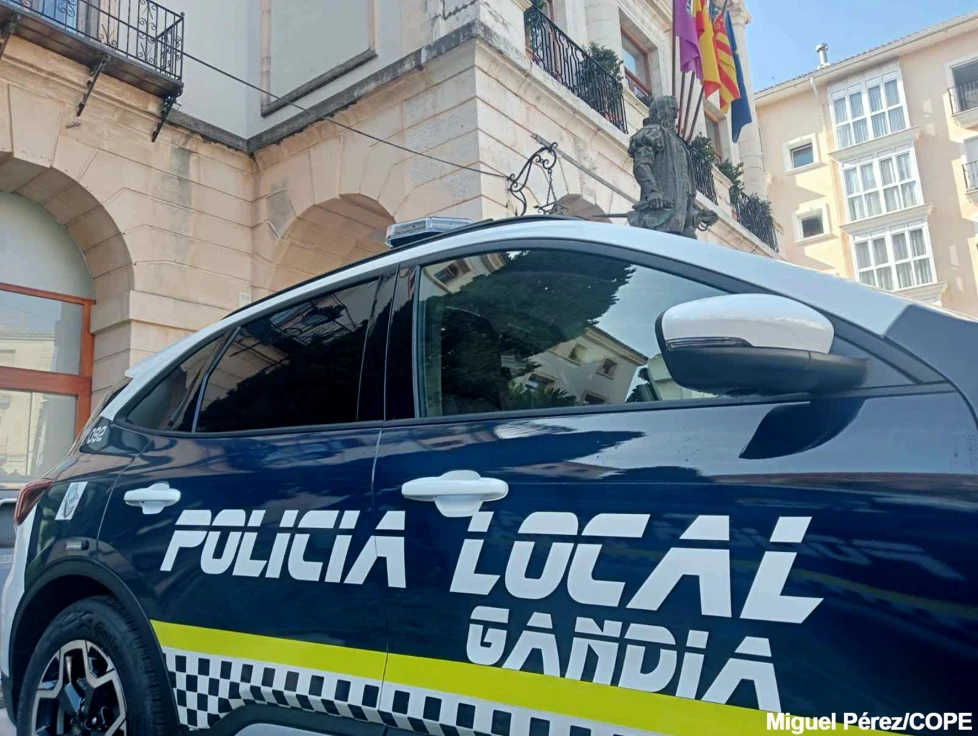 Dos Policías Locales de Gandia salvan a un bañista de morir ahogado en la playa de Venècia