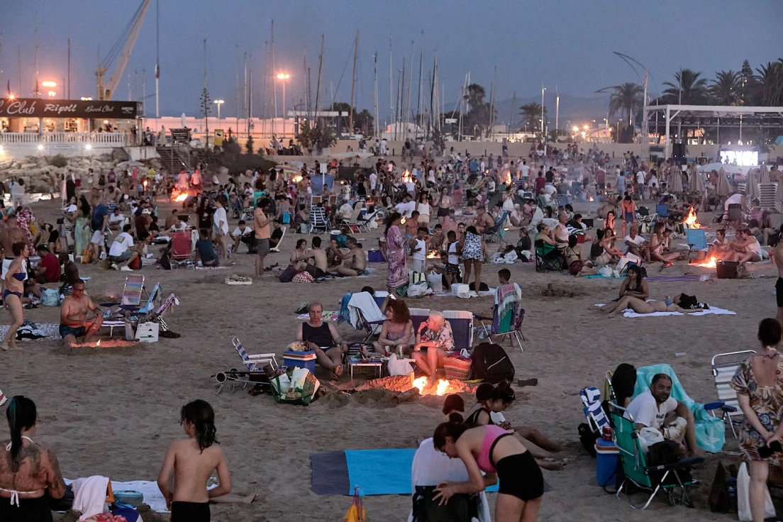 Más de 100.000 personas disfrutaron de una espectacular Nit de Sant Joan en Gandia dejando 95 toneladas de residuos