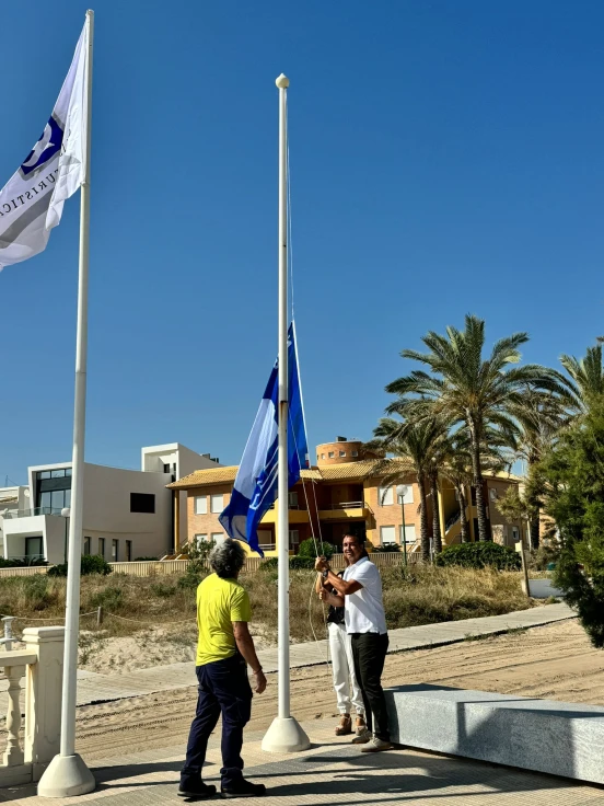 Las playas de Oliva inician el verano con el izado de las Banderas Azules, de Calidad, Qualitur y de Europa
