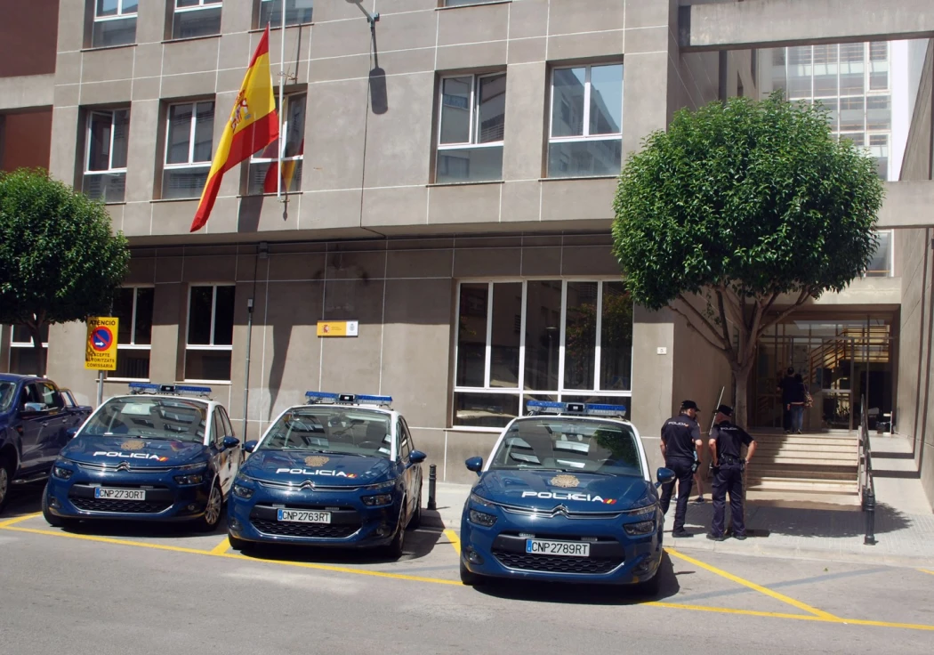 La Policía Nacional de Gandia detiene en El Verger a dos jóvenes por agredir a dos mujeres para robarles el bolso