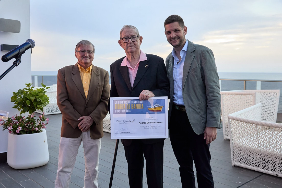 Andrés Berzosa recibe la insignia de oro de la Fideuà de Gandia en reconocimiento a su labor y entrega por el Concurso y la ciudad