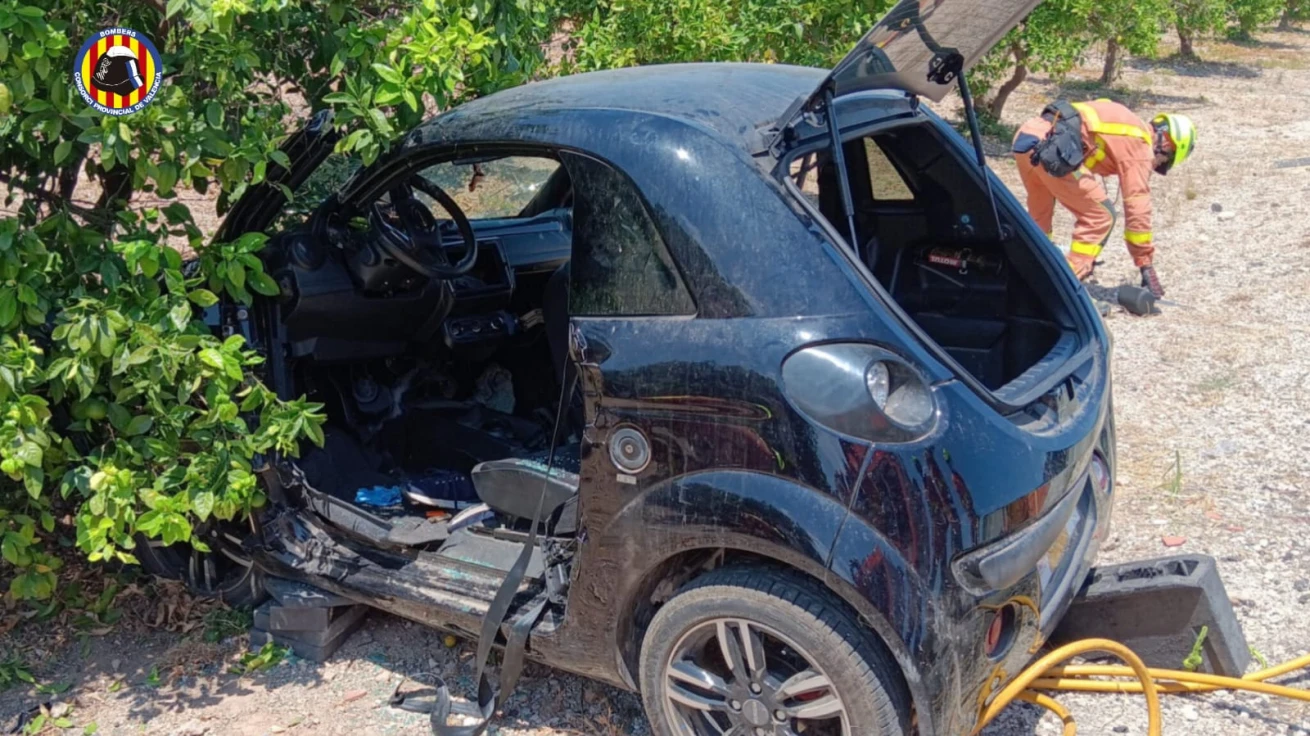Los bomberos liberan a un conductor atrapado en un accidente en La Font