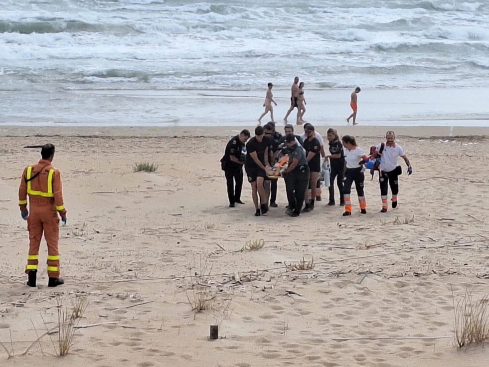 Rescatan y reaniman a un hombre tras sufrir un ahogamiento en la playa de Oliva