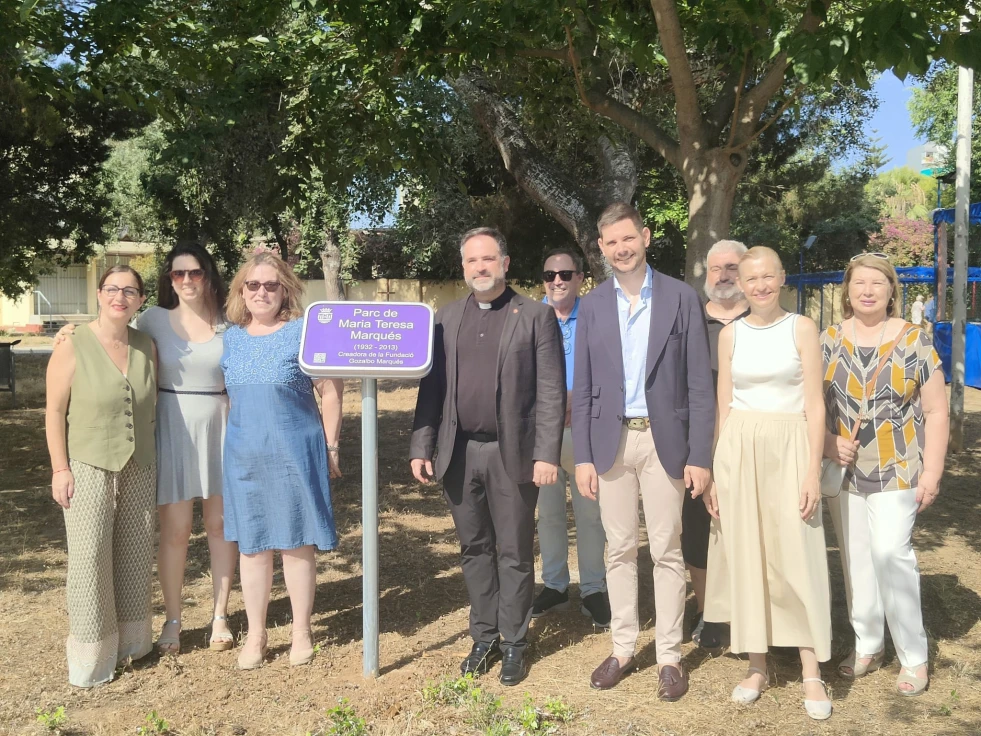 Cáritas Interparroquial de Gandía inaugura una placa en memoria de María Teresa Marqués en la Plaza del Temple
