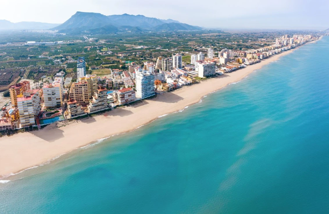 Hallan el cuerpo sin vida de una vaca en la playa de Tavernes