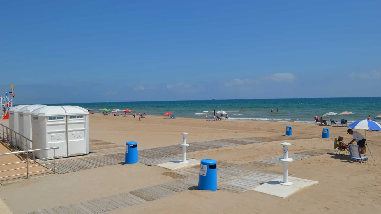 Miramar levanta la prohibición y reabre el tramo de playa cerrado ayer por la presencia de bacterias