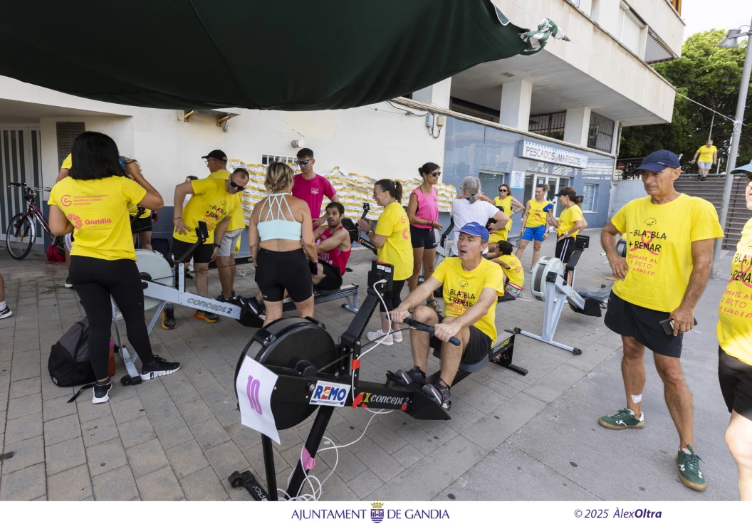 Gandia rema con fuerza contra el cáncer infantil en la segunda jornada del V Reto Solidario de Remo