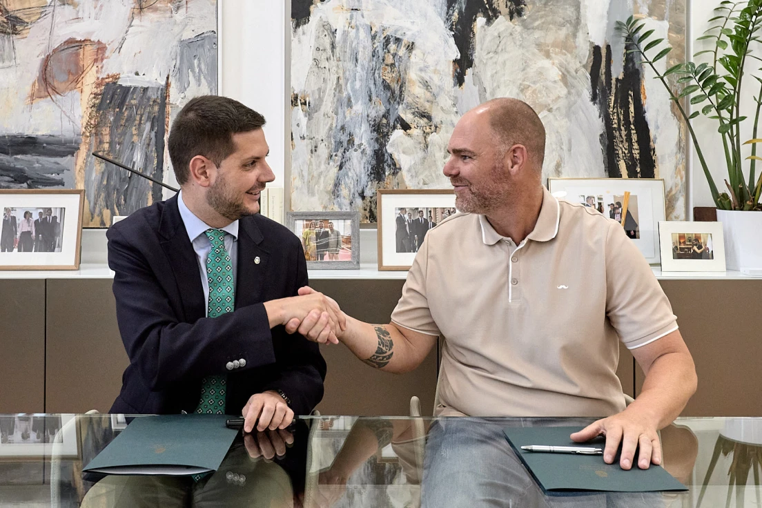 El Ayuntamiento de Gandia y el CF Gandia firman un convenio plurianual para impulsar el fútbol local