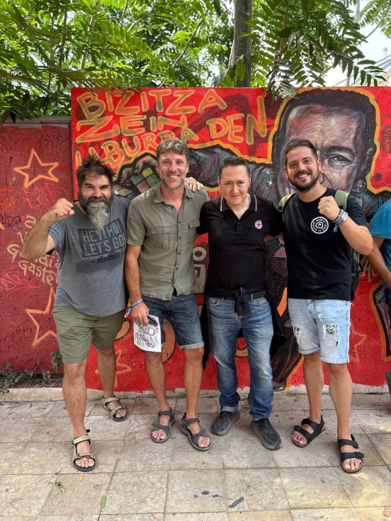 Polémica en Gandia por una fotografía de cargos de Compromís con el cantante Fermín Muguruza