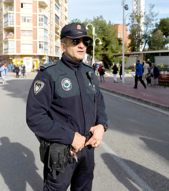 El Oficial Reyes viste hoy por última vez, en activo, el uniforme de Oficial de la Policía Local de Gandia