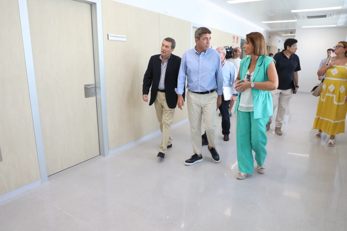 Mazón visita Oliva y es recibido por un escrache de una treintena de vecinos