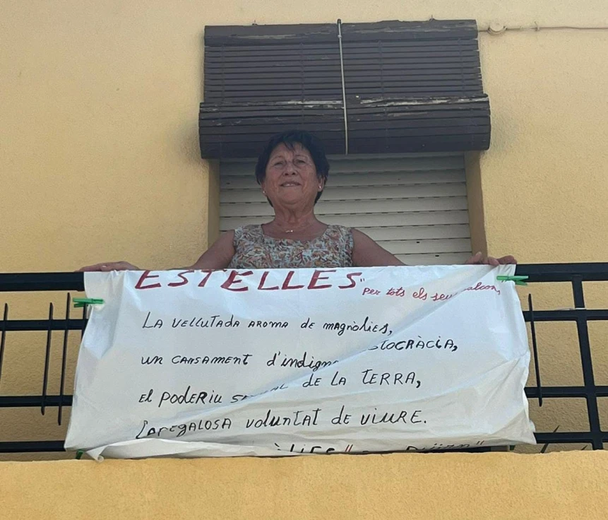 La vall de Vernisa expone cerca de 170 poemas en los balcones en homenaje a Estellés