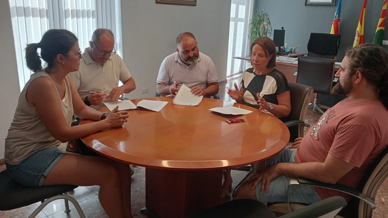 Oliva renueva y aumenta su apoyo económico a la Federación de Moros y Cristianos