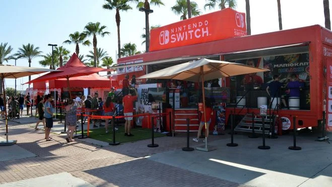 La playa de Gandia acoge en exclusiva el estreno del videojuego Donkey Kong Bananza