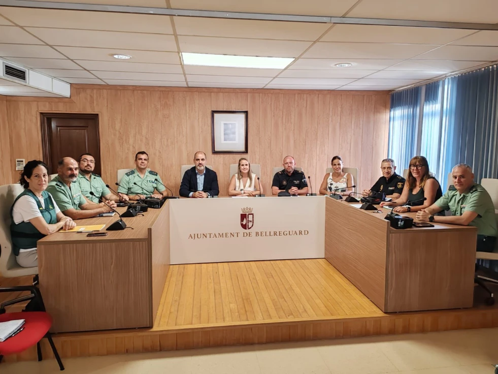 Gobierno y agentes locales coordinan esfuerzos en Bellreguard para mejorar la protección ciudadana
