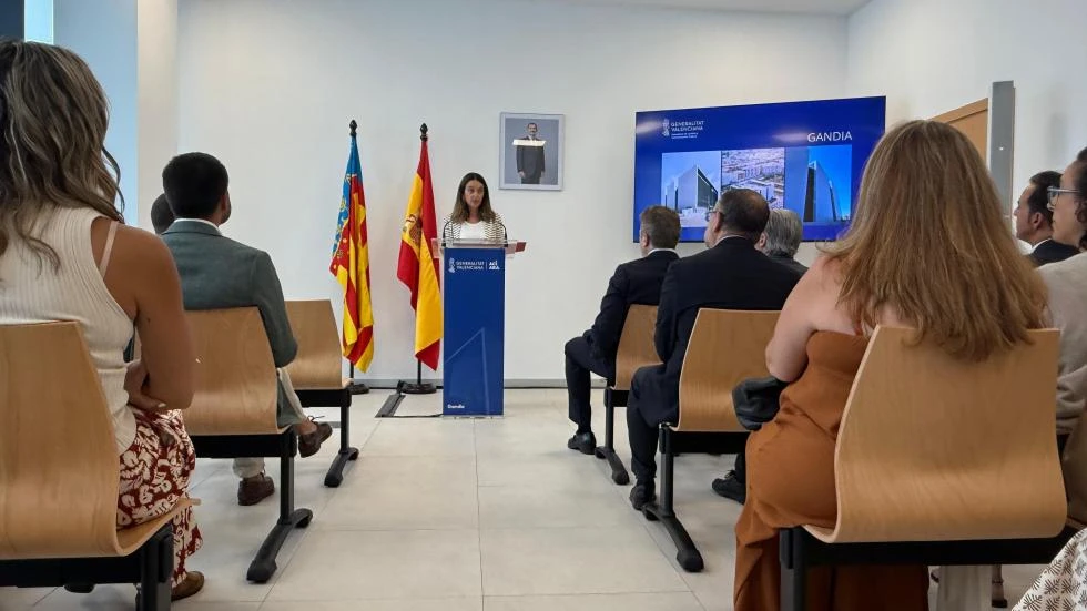 La consellera Nuria Martínez visita el nuevo Palacio de Justicia de Gandia entre protestas vecinales
