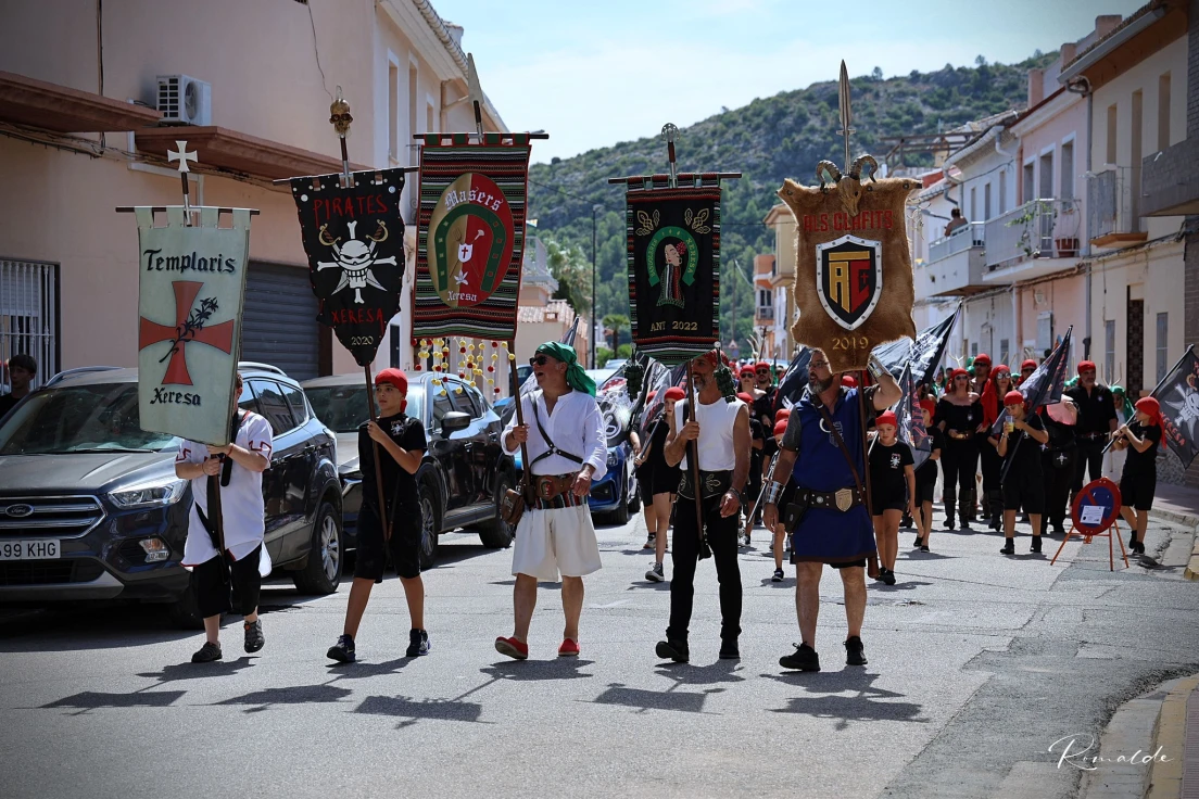 Xeresa disfruta de sus Moros y Cristianos en una jornada llena de música y tradición